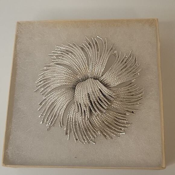 Vintage Classic Floral Grannycore Silver Tone Brooch and Clip-on Earring Set - Picture 2 of 5